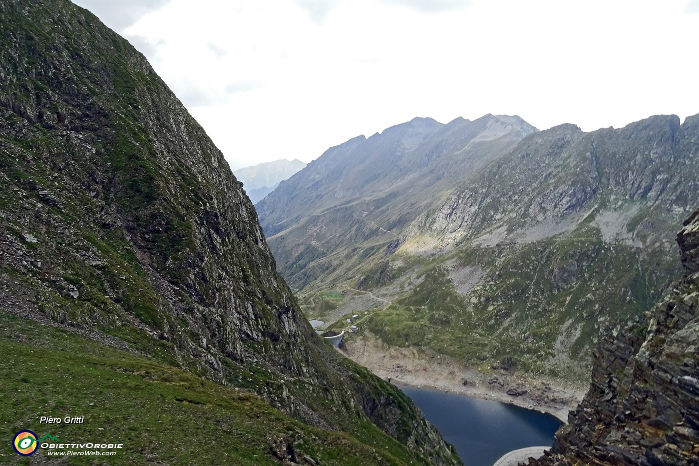 61 In basso il Lago del Diavolo, in alto i monti Venina e Masoni.JPG -                                